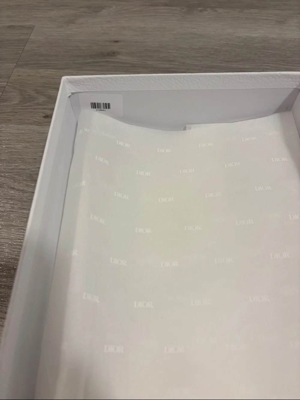 White Dior Shoe Box, 2 Dust Pouches, Ribbon, receipt sleeve and care card set - Picture 13 of 13